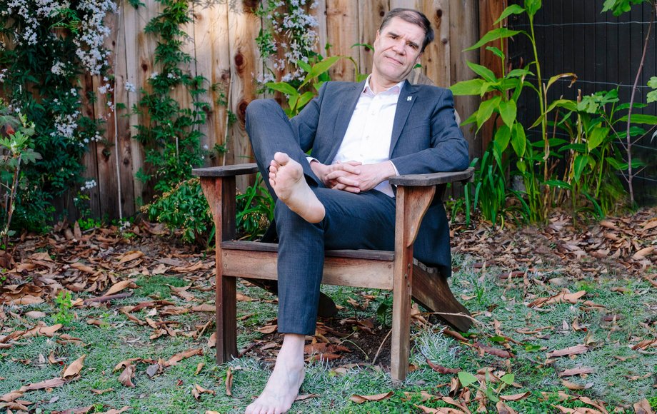 Forscher Mathis Wackernagel sitzend mit nackten Füßen