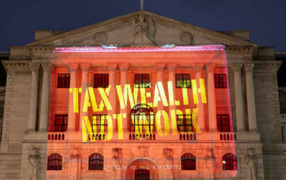 Projektion an ein Opernhaus „Tax Wealth Not Work“