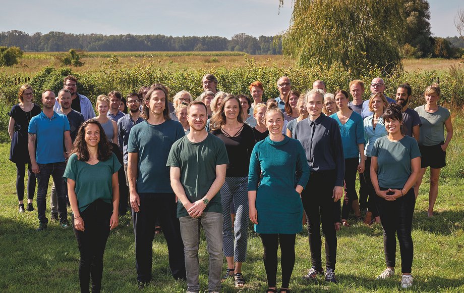 Foto des Urgewald-Teams auf einer Wiese. 