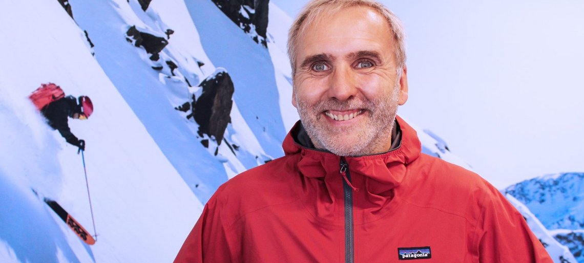 Holger Stark-Cecco von Bergzeit vor winterlicher Fototapete