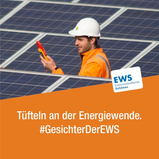 Sharepic: Frederik Penski steht inmitten einer Photovoltaik-Anlage. Beschriftung: «Tüfteln an der Energiewende. #GesichterDerEWS.»