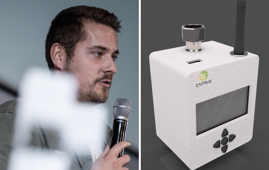 Zweigeteiltes Bild: Links ein junger Mann, der ins Mikrofon spricht, rechts eine technische Apparatur