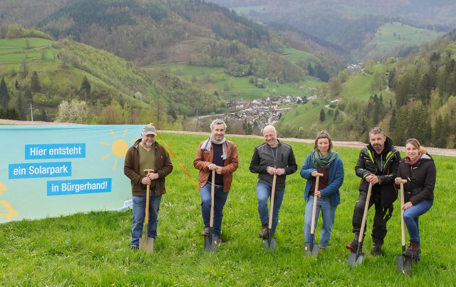 Eine Gruppe von Menschen mit Spaten in der Hand.