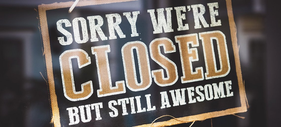Schild mit der Aufschrift „Sorry we’re closed, but still awesome“.
