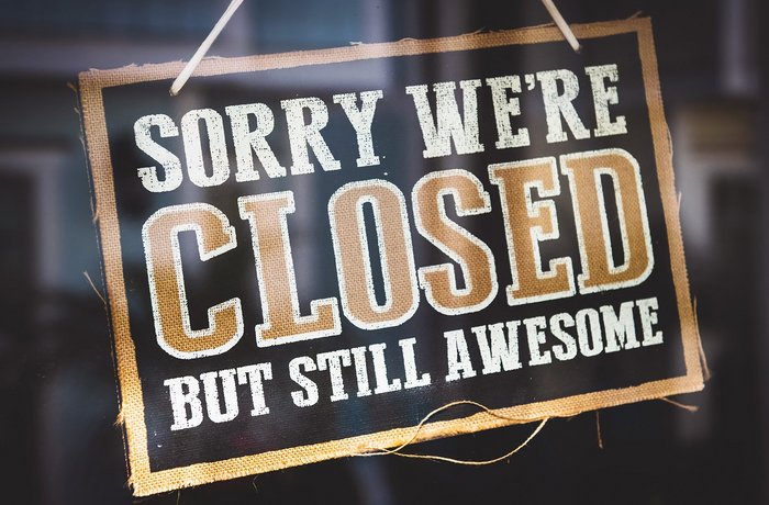 Schild mit der Aufschrift „Sorry we’re closed, but still awesome“.