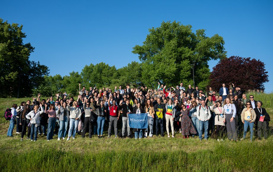 großes Gruppenbild auf einer Wiese und Bäumen