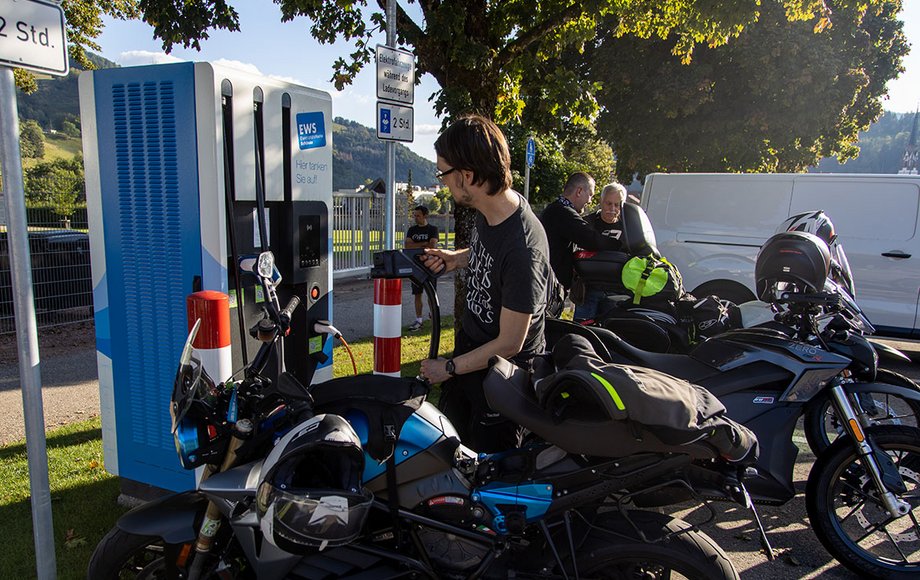 E-Motorräder an der Ladestation