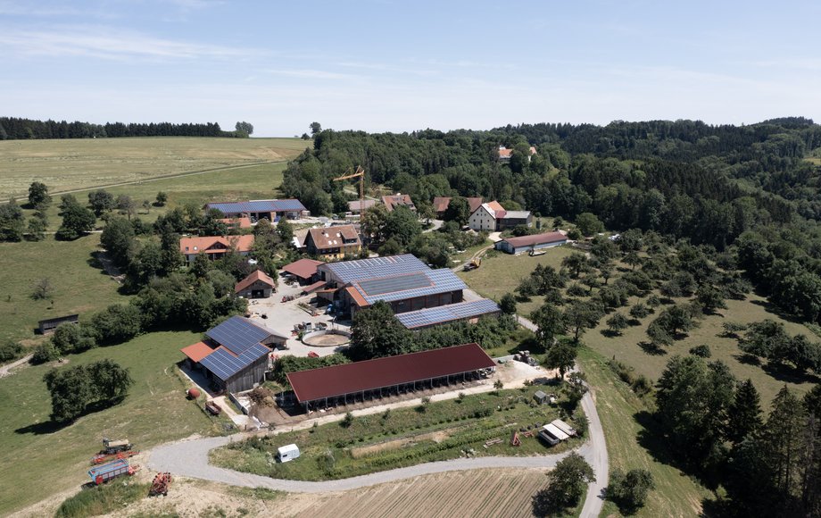 Luftaufnahme einer Agriv-PV-Anlage