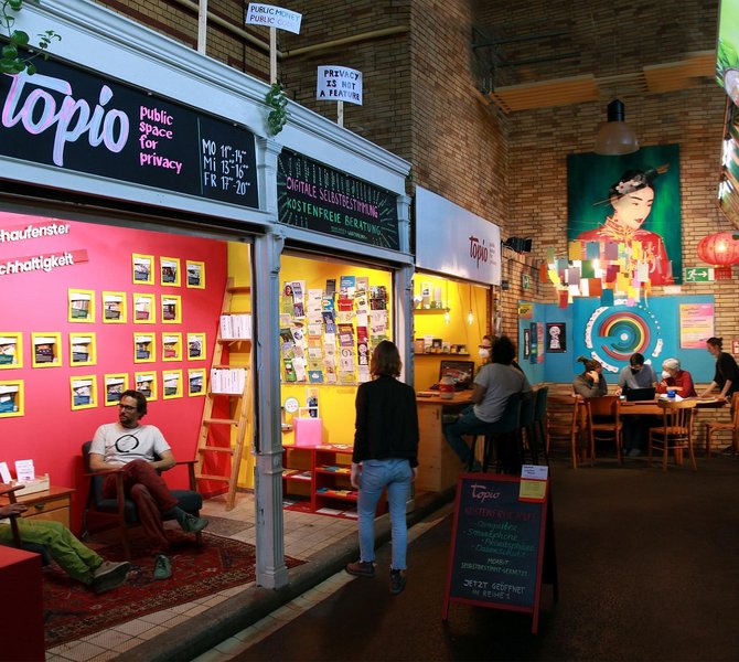 Ladenlokal von Topio mit der Aufschrift „public space for privacy" und Regale mit Infomaterial zu digitaler Selbstbestimmung.