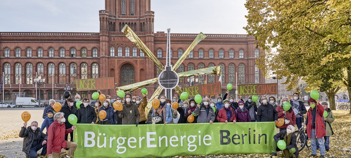 Gruppenfoto der BürgerEnergie Berlin vor dem Roten Rathaus.
