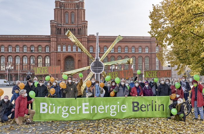 Gruppenfoto der BürgerEnergie Berlin vor dem Roten Rathaus.