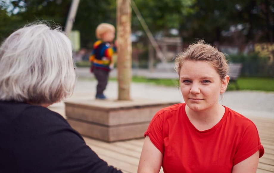 Marit im Gespräch mit einer grauhaarigen Frau