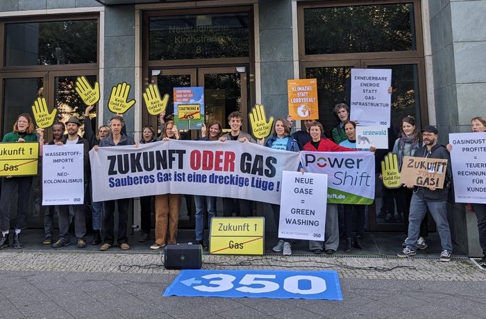 Gruppe protestiert vor einem Bürogebäude