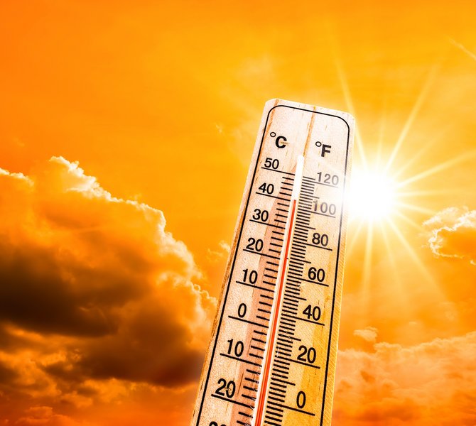 Leuchtende Sonne am orangen Himmel mit Thermometer als Symbol für Hitzewelle