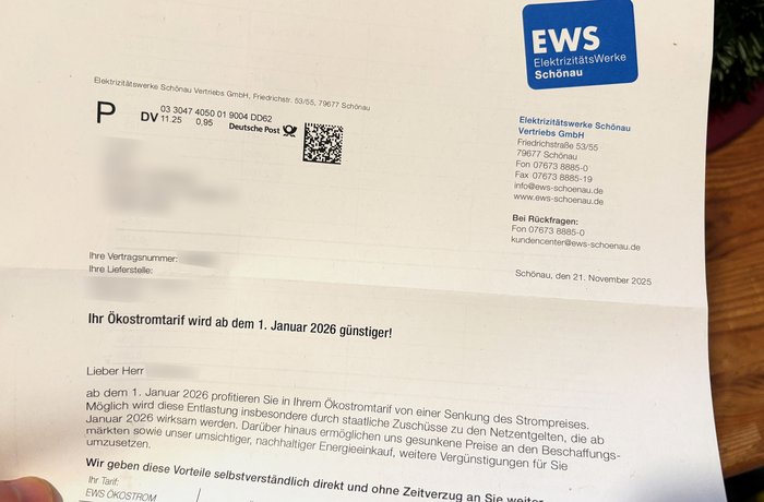 Hand hält Brief hoch