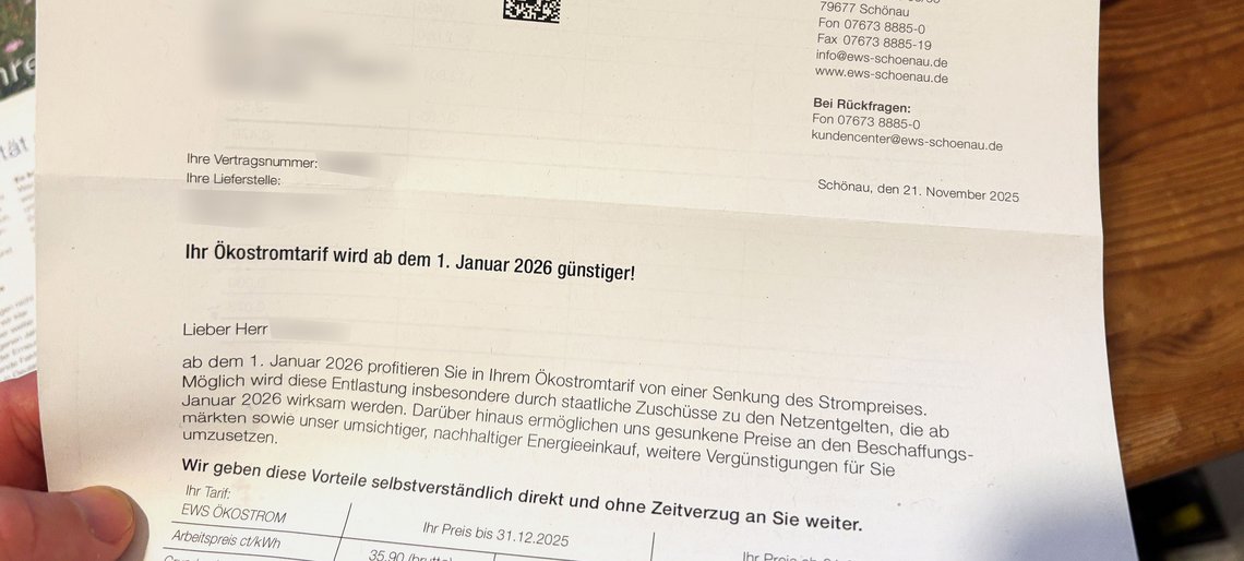 Hand hält Brief hoch