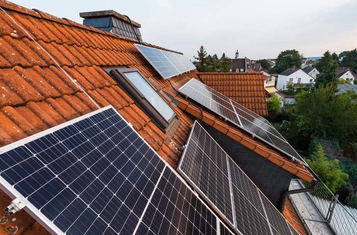 Verteilung von Solar-Panels auf Hausdach mit Gaube