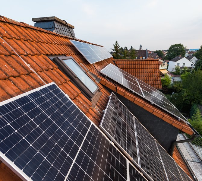 Verteilung von Solar-Panels auf Hausdach mit Gaube