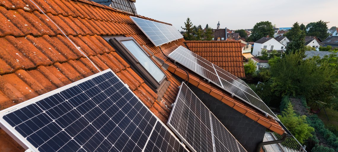 Verteilung von Solar-Panels auf Hausdach mit Gaube