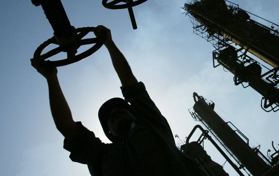 Arbeiter dreht Ölhahn auf