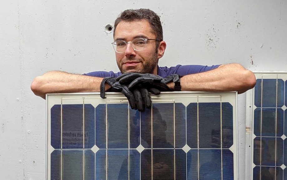 Sebastian Müller stützt sich auf eine Solaranlage