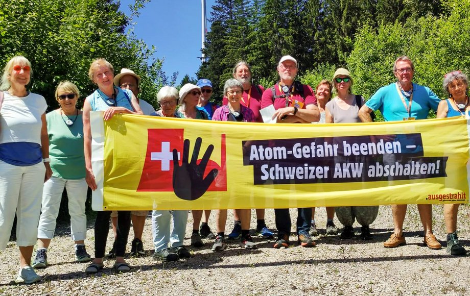 Gruppe von mehreren Demonstrierenden mit Banner „Atom-Gefahr beenden – Schweizer AKW abschalten!“ beim Schönauer Stromseminar.