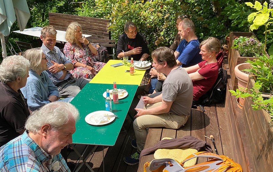 Gruppe sitzt am Tisch