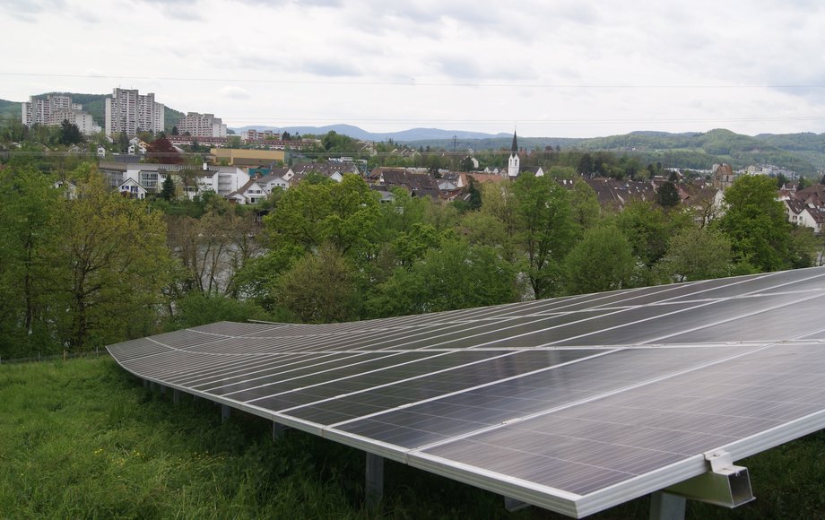 Blick auf die Landschaft am Solarpaneel vorbei