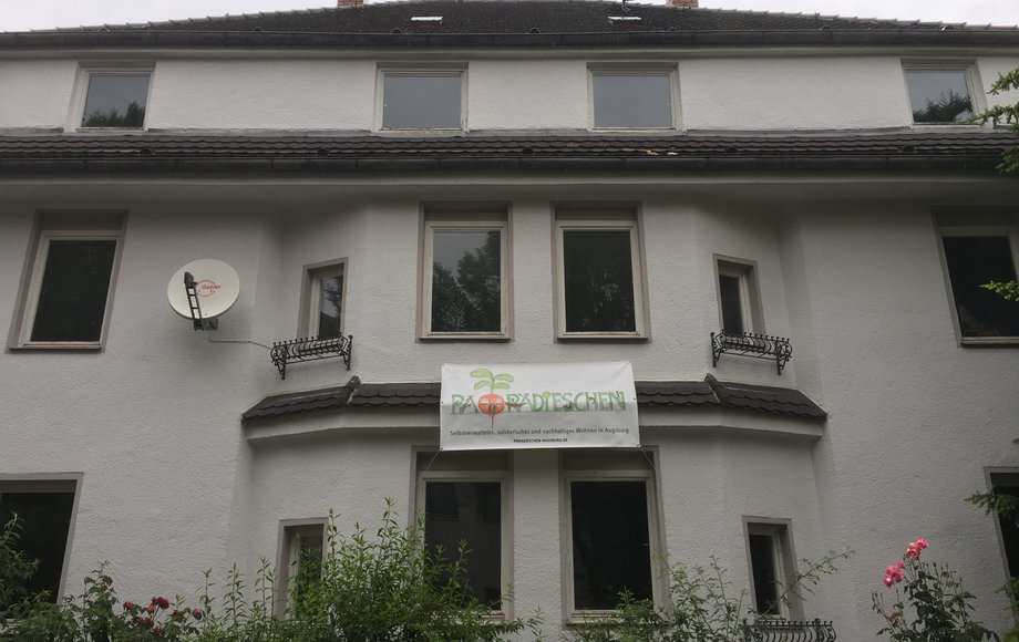 Frontansicht eines alten Villengebäudes