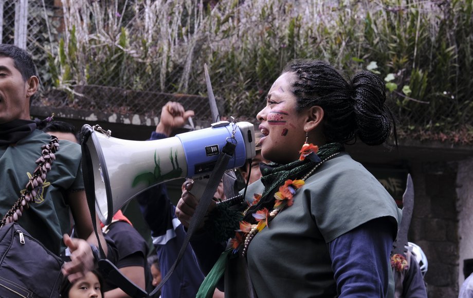Aktivistin der Alianza Ceibo mit Megafon