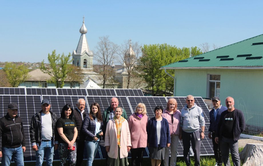 Gruppe von Frauen vor Solaranlage in Moldawien