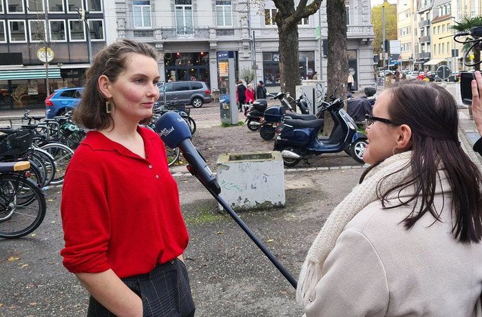 Zoe Ruge vor dem Gerichtssaal gibt ein Interview