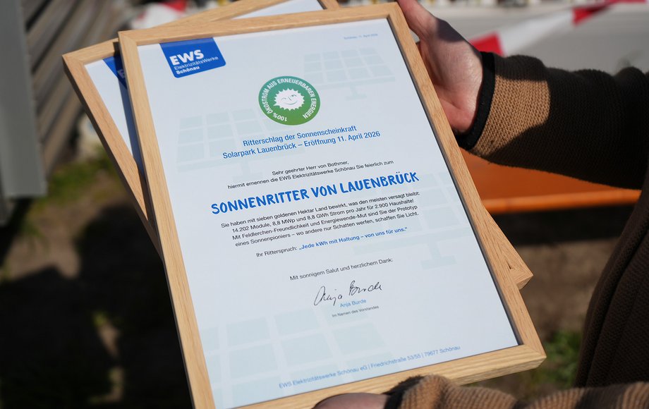 Gerahmte Urkunde wird in die Kamera gehalten