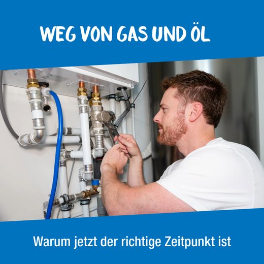 Ein Mechaniker zieht eine Mutter an Wasserrohren einer Heizungsanlage an
