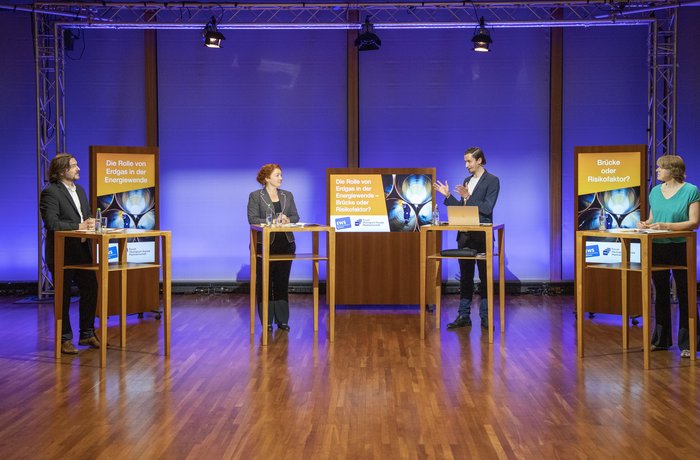 Podiumsdiskussion von vier Personen.