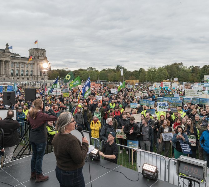 Blick von hinter der Demobühne auf die Menge.