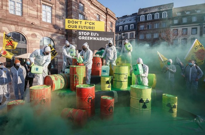 Protestaktion in Straßburg mit grün angemalten Öl- und Gasfässern