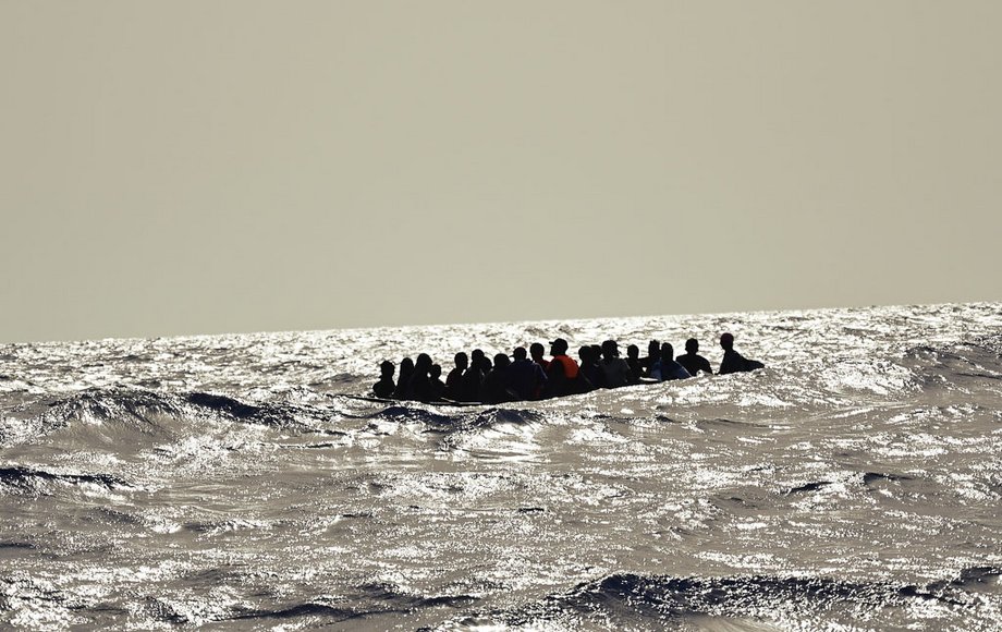 Schlauchboot voller Menschen auf dem offenen Meer