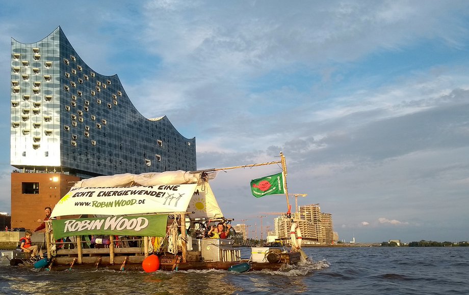 Floß im Hamburger Hafen, im Hintergrund die Elbphilharmonie