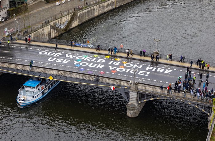 Luftansicht der Marschallbrücke mit aufgemaltem Schriftzug