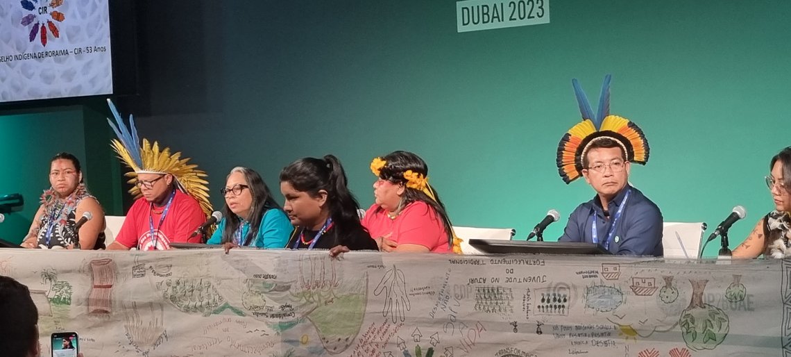Sprecher:innen indigener Völker auf dem Podium in Dubai