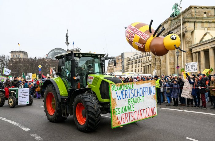 Traktor auf Demo vor Siegessäule in Berlin, Plakat