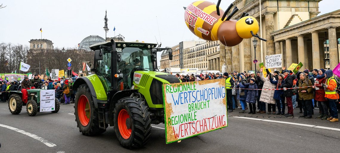 Traktor auf Demo vor Siegessäule in Berlin, Plakat