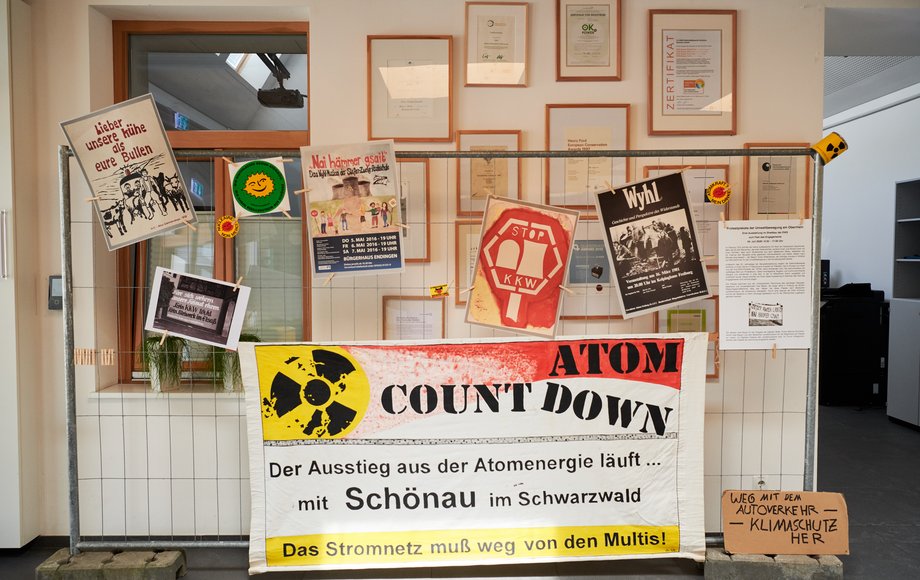 Sammlung von Schildern und Plakaten an einem Bauzaun