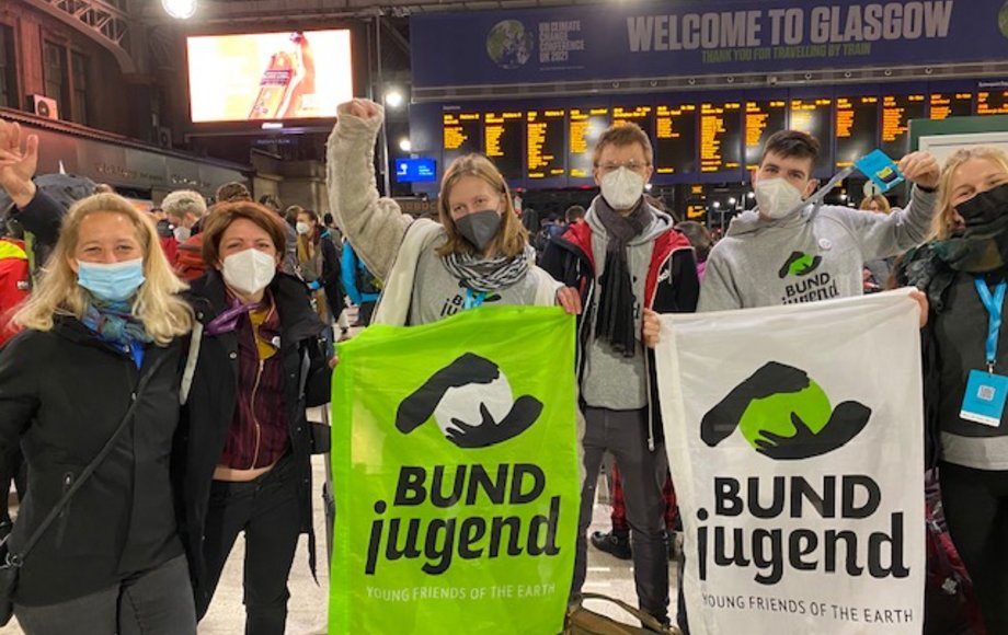 Gruppenbild von vier Menschen, die BUND Jugend hält ihr Transparent hoch.