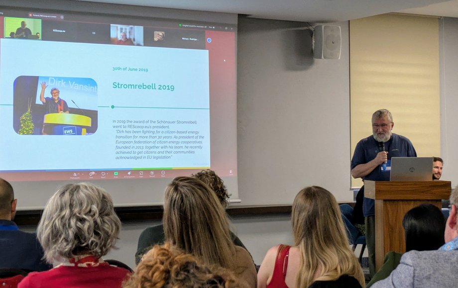 Mann hält einen Vortrag, Powerpoint-Folie
