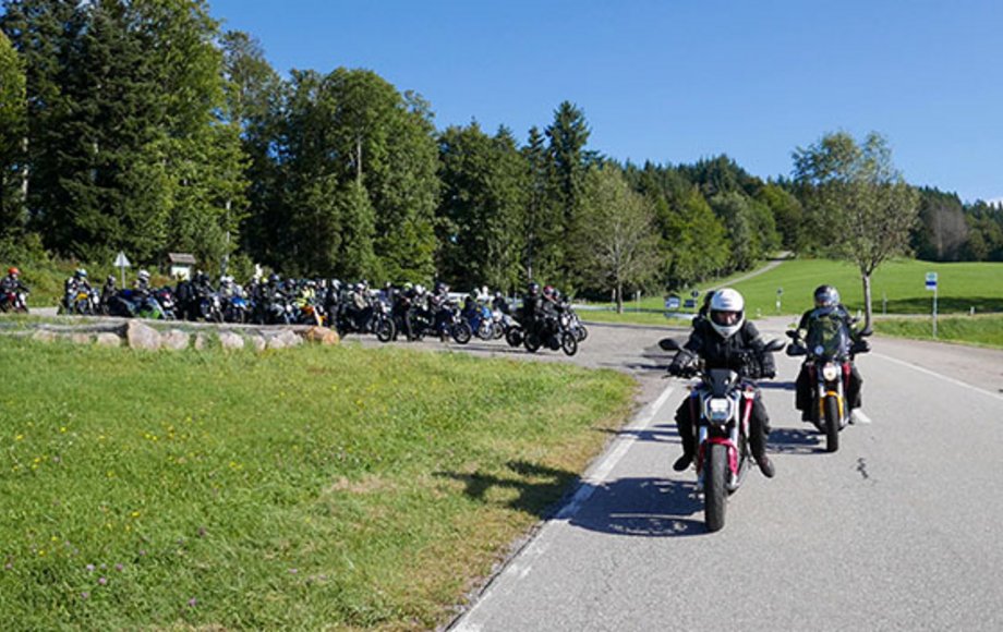 Große Gruppe von E-Motorradfahrern