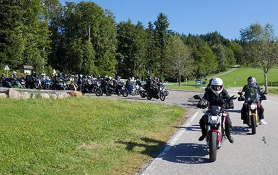 Große Gruppe von E-Motorradfahrern
