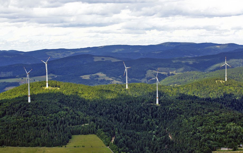 Luftbild von den fünf Windkraftanlagen im Windpark Rohrenkopf.