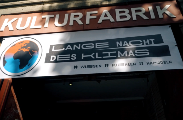 Eingang der Kulturfabrik mit Schild zur Langen Nacht des Klimas